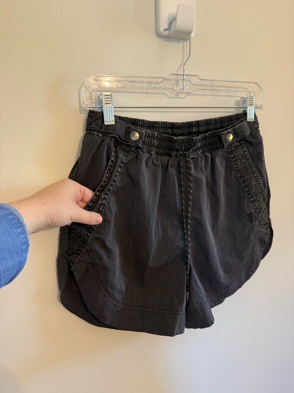 FREE PEOPLE • Get A Clue XS Short Noir Black Slouchy Smocked - Picture 10 of 12
